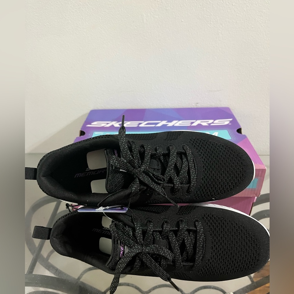 NEW with tags Skechers sneakers for women. Size 7.